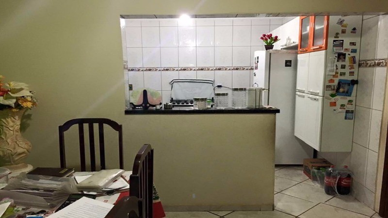 Casa à venda com 2 quartos, 140m² - Foto 1