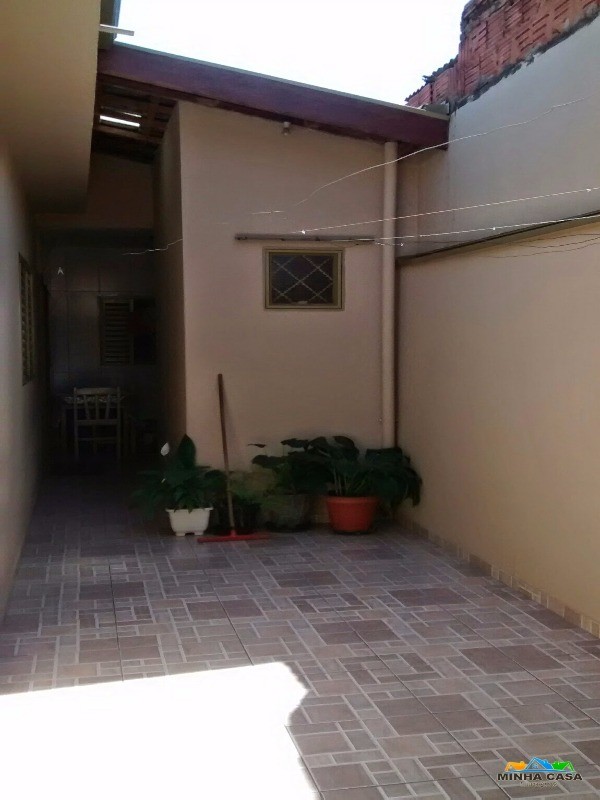 Casa à venda com 2 quartos, 200m² - Foto 2