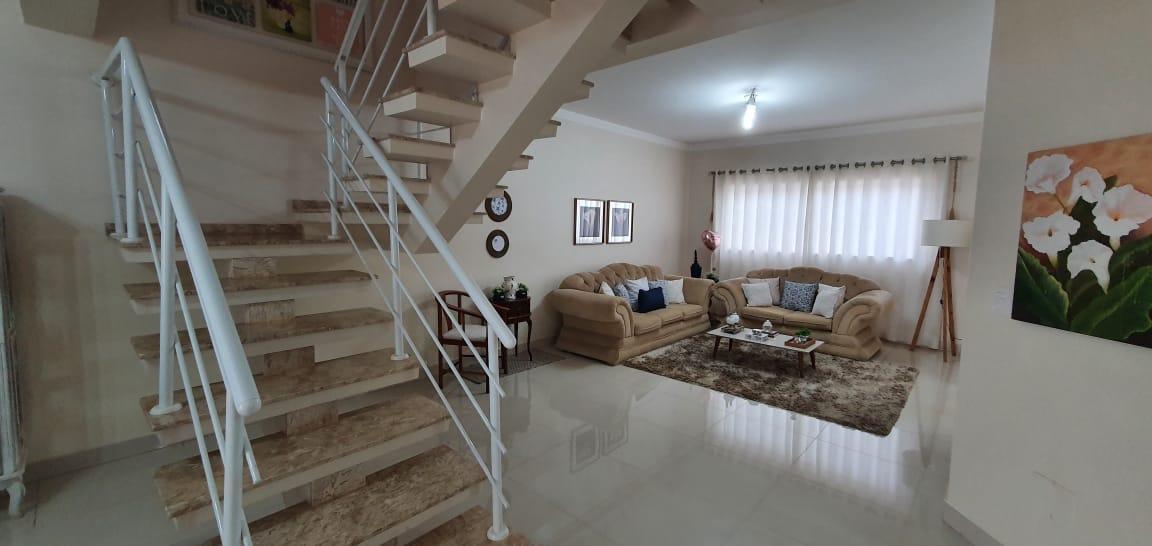 Sobrado à venda com 3 quartos, 360m² - Foto 1